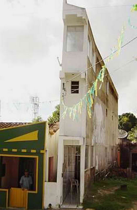 Narrow House in Madre de Deus