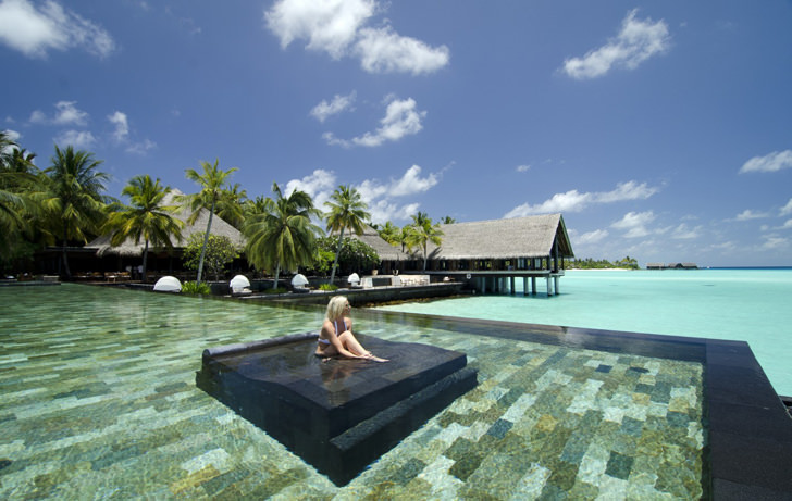 reethi rah maldives pool beach negative edge zero edge infinity pool disappearing edge vanishing edge pool