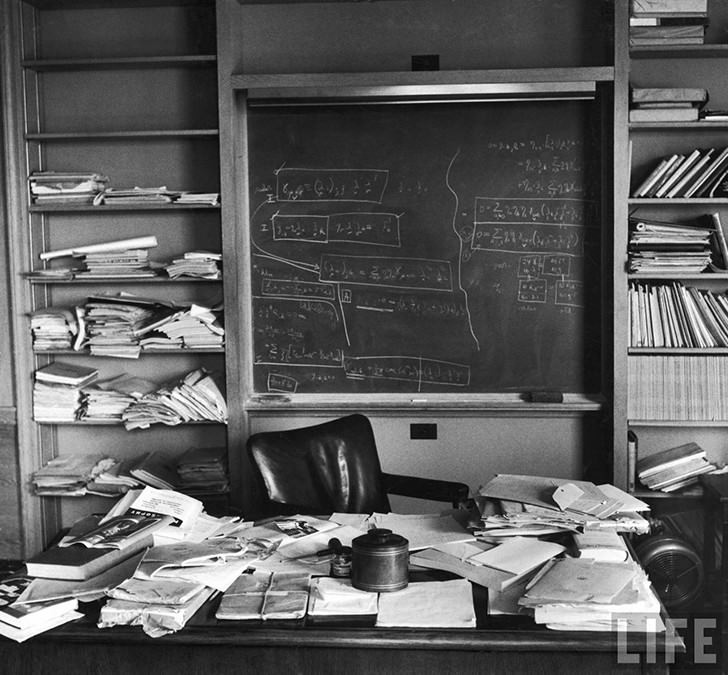 阿尔伯特·爱因斯坦办公室餐桌的创意和成功人士的工作空间